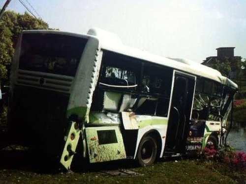 上海一货车闯红灯撞翻公交车 致1死30余伤(图)