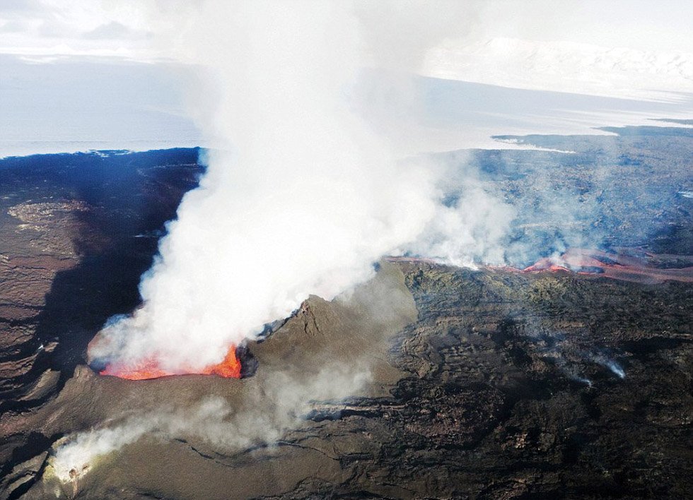 荷兰摄影师抓拍冰岛火山喷发原始之美(高清图)