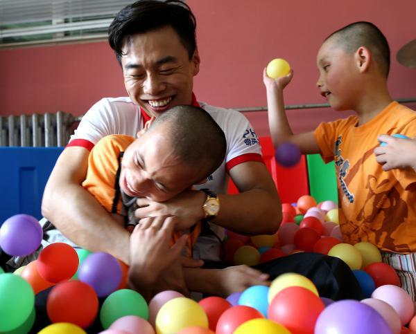 爱就是给予记爱百福孤儿关爱行动