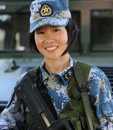 陆战队女兵特训:动物尸体粪便中扛圆木穿行