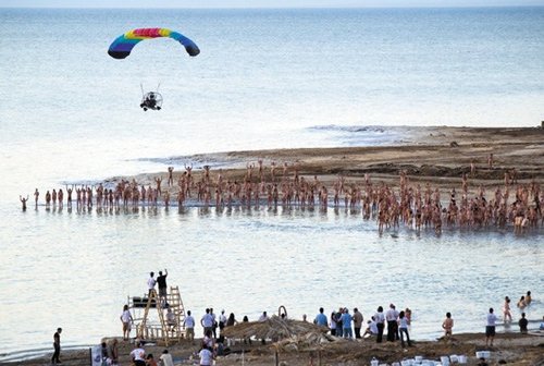 以色列千余男女一丝不挂拍裸照为死海打气(图)