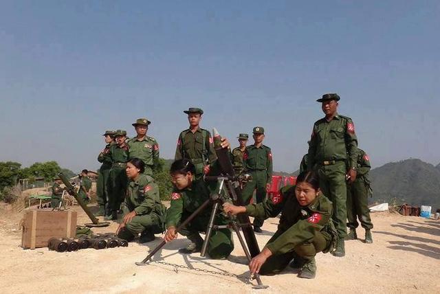 資料圖:緬甸政府軍開始把女兵訓練成炮兵 原標題:緬北武裝分子緬中