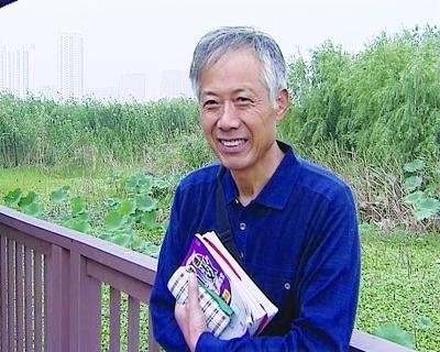 七旬老漢公園鉆研奧數題 自稱預防老年癡呆