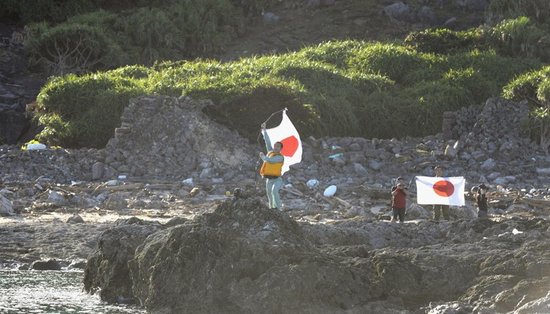 日本12人登上钓鱼岛“慰灵” 在岛上竖起国旗