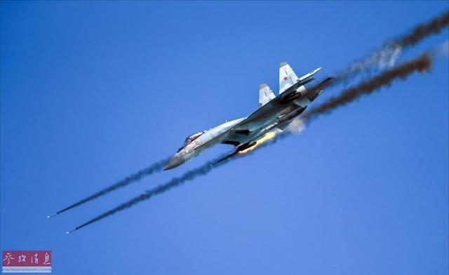 资料图:俄空军现役最新的苏-35s重型战机向靶区发射火箭弹