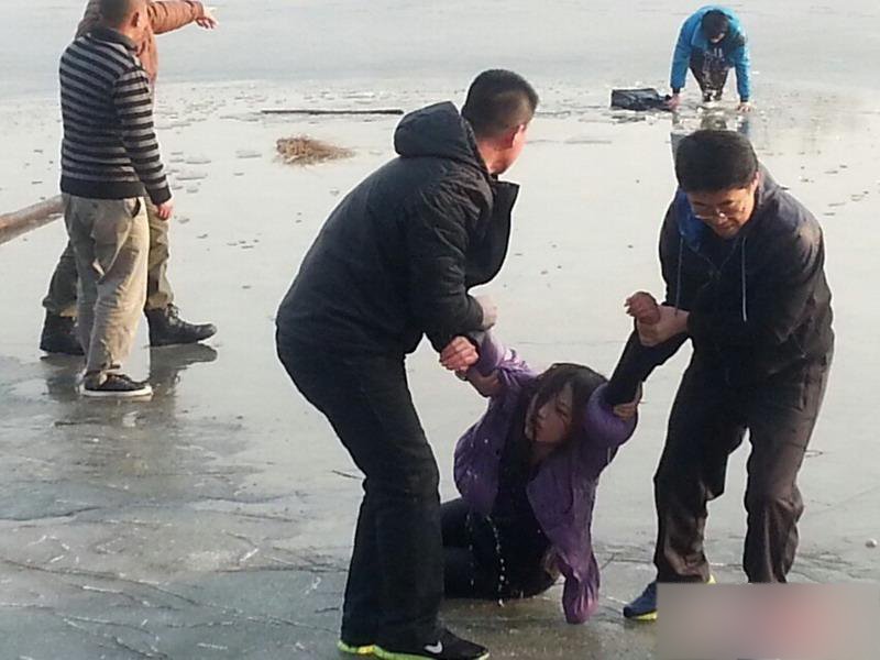 组图:唐山大学生掉进冰窟窿 6名市民手牵手施救