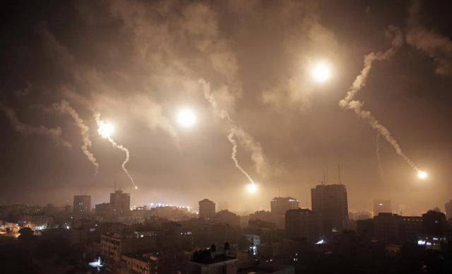 资料图:以军向加沙地区投下照明弹