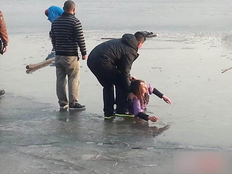 组图:唐山大学生掉进冰窟窿 6名市民手牵手施救