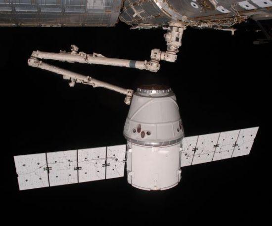 spacex公司的龙飞船通过机械臂和国际空间站对接