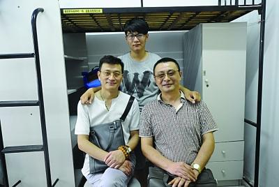 徐振东和送他上学的"大爸爸","二爸爸"合影. 吴俊 摄