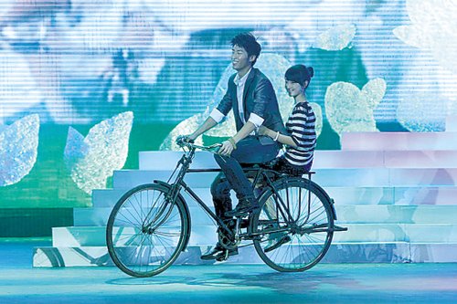 "静秋" 坐在自行车上笑