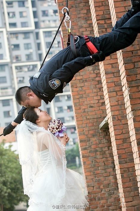 组图:重庆特警戎装婚纱照走红 网友点赞送祝福