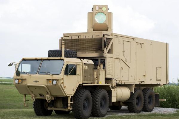 美军首次试验陆基激光炮 成功拦截90枚炮弹