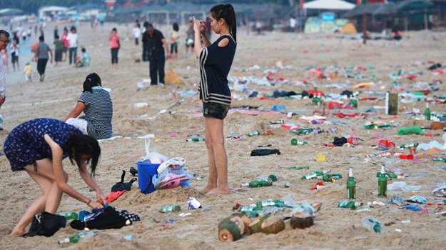 三亚游客在3公里海滩留50吨垃圾