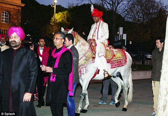 印度"土豪"掷5000万英镑嫁侄女 新郎骑马入场