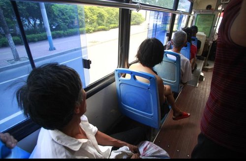 济南一名女子光裸上身坐公交