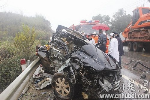 湖北咸宁越野车挤9人与货车相撞 3名孩子殒命