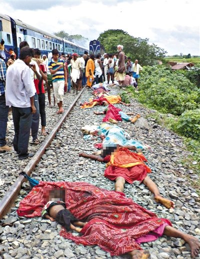 印度一列车冲向人群致37人遇难 事后火车被纵火