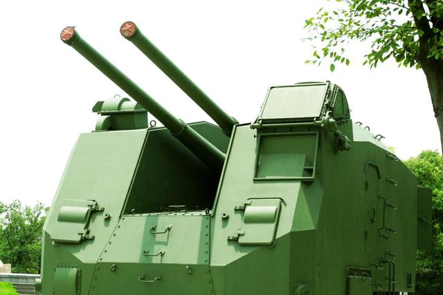 66式岸炮上方是射击指挥仪的观察窗口,当中两侧的舱盖是瞄准仪装甲