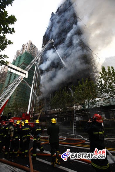 上海高层住宅大火致53人遇难 70人接受治疗