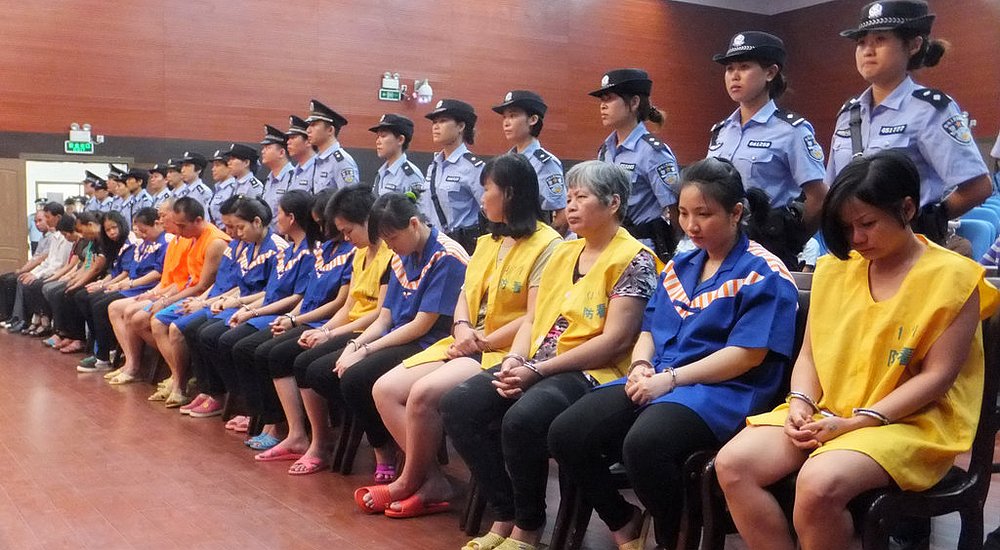 前排坐的这些个女人,都是买卖孩子的,其中有些头目就要挨杀了,你