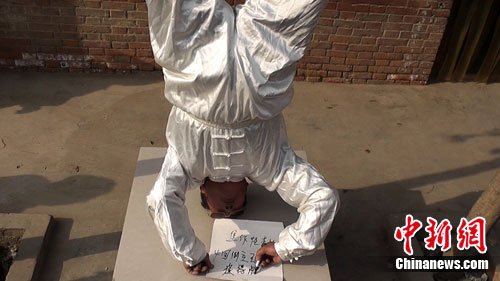 河南66岁老人可倒立写字喝酒(组图) - 德化论坛