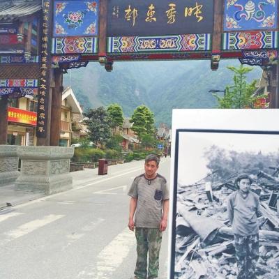 吴富贵和7年前的自己合影