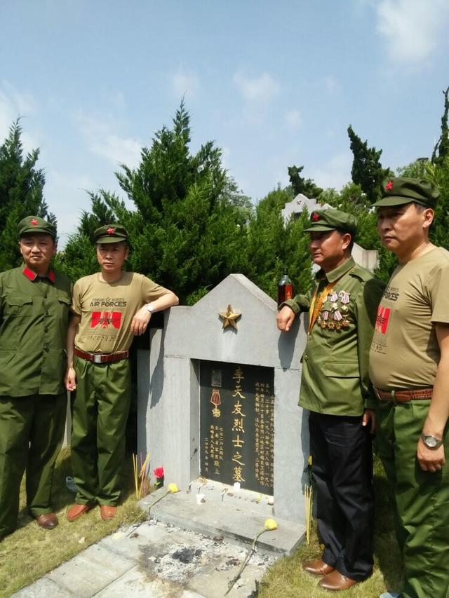 者陰山戰鬥參戰老兵聚首西疇烈士陵園祭奠戰友