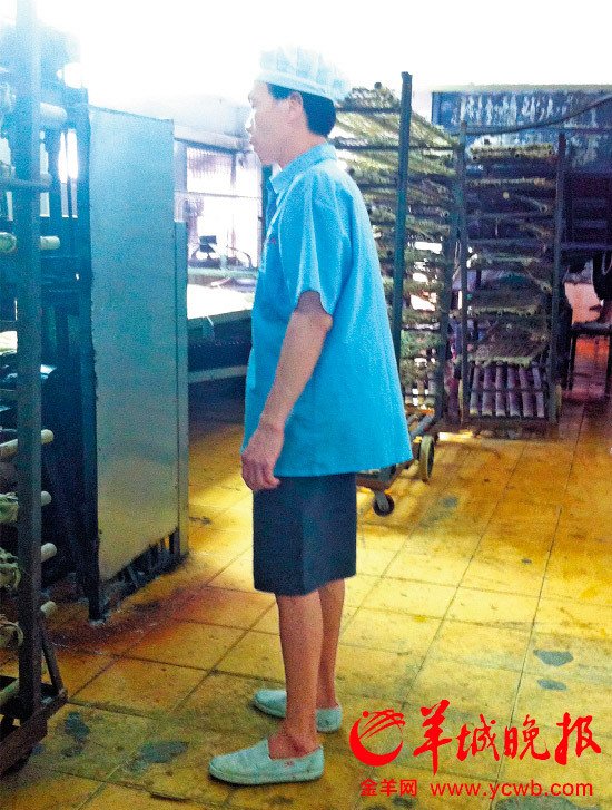 东莞"臭脚米粉"生产厂曝光 工人赤脚踩米粉堆