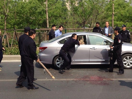 下午2:30分左右,在廣渠門橋由北向南長橋路上,一名男子持刀捅傷三人