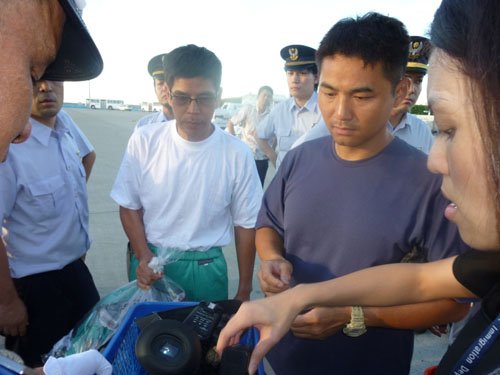 香港保釣船被日方拖至公海後由中方護送返港