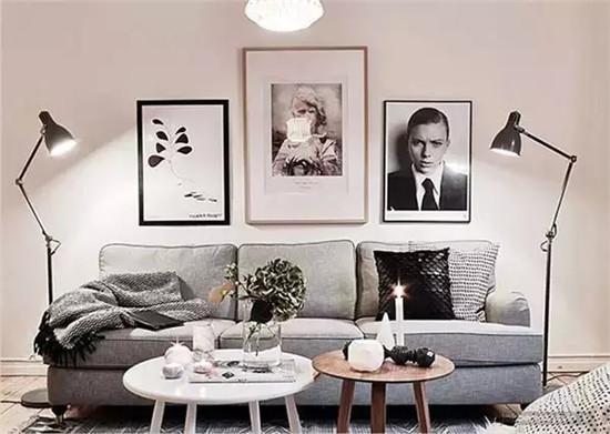 浅灰色沙发和浅灰色系的地毯搭配白墙和浅木色地板,两个白色,木色的