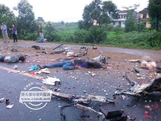 湖北孝感客车与运沙车相撞 多人被甩飞已致9死