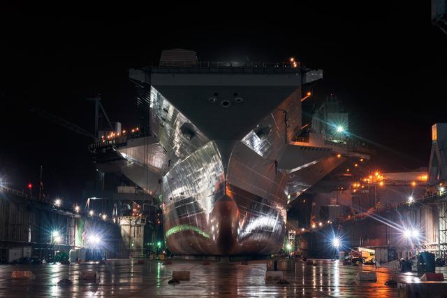 船坞中的10万吨巨物：感受全球最先进航母之巨