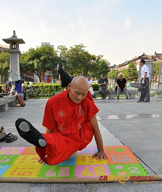 组图:78岁老人秀功夫 二指禅柔功引热捧 世界人物事件 中国人物