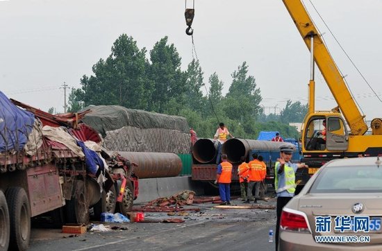 京港澳高速公路953km至951km处(信阳段)因突然出现团雾引发交通事故