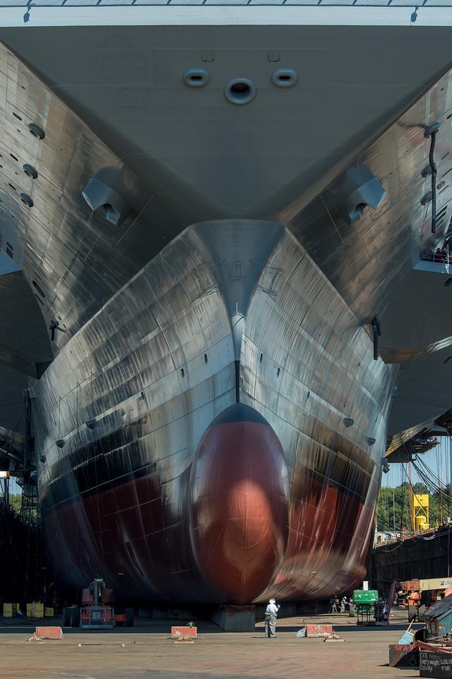 船坞中的10万吨巨物：感受全球最先进航母之巨
