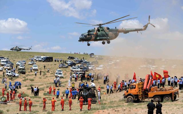 直升机起飞,飞至毕克齐机场.(图源:新华社 张领 摄)