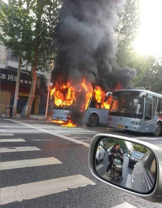 武汉一公交车突然自燃 女司机3分钟疏散40乘客
