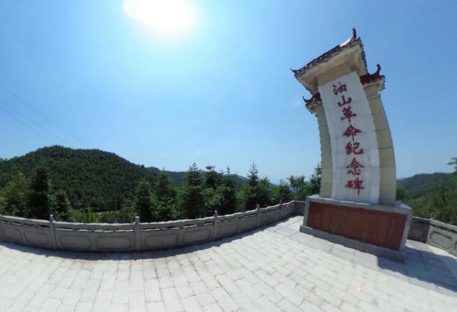 油山革命纪念碑屹立在高山之巅.