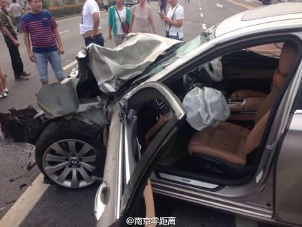 南京宝马撞散马自达:嫌疑人现场下车画面曝光