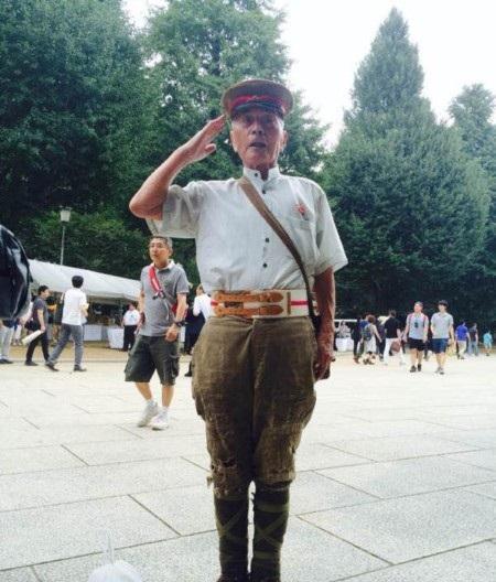 日本退役军人向中国记者敬礼 称不愿让儿孙再上战场