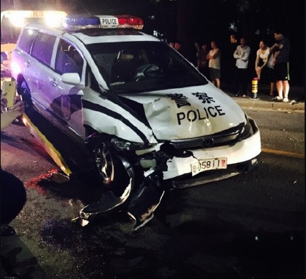 深圳警车撞路边停放宾利 驾驶员不知去向