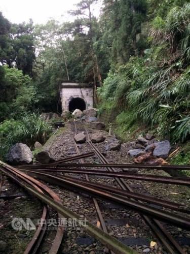 阿里山森林铁路受豪雨影响,边坡土石滑落,不仅毁坏隧道,也造成钢轨