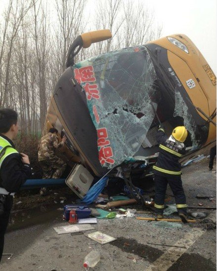 郑州连霍高速惠济段大巴车翻沟 已致多人受伤