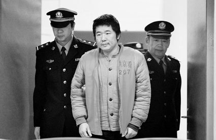 案主犯受审 面对容貌俏丽的女旅客孙小姐,34岁的贾小明谎称自己叫高军