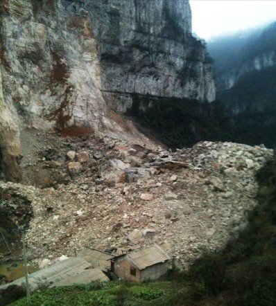 贵州凯里山体崩塌5人被埋 百余人现场救援