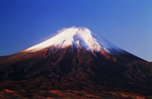 日本富士山山體異變現300米長裂縫(圖)