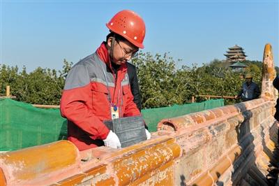 11月8日,寓意风调雨顺的宝匣被放入大高玄殿正殿琉璃脊正中脊筒子内