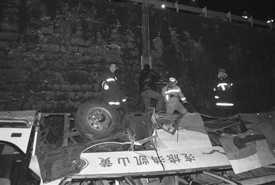 <a href=//gz.110.com>贵州</a>超载客车坠桥16死40伤 事发时当地降大雪